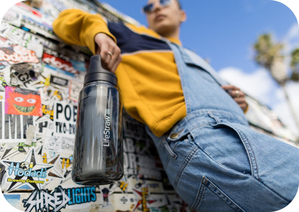 Poręczna butelka filtrująca LifeStraw w kolorze czarnym używana na co dzień w mieście